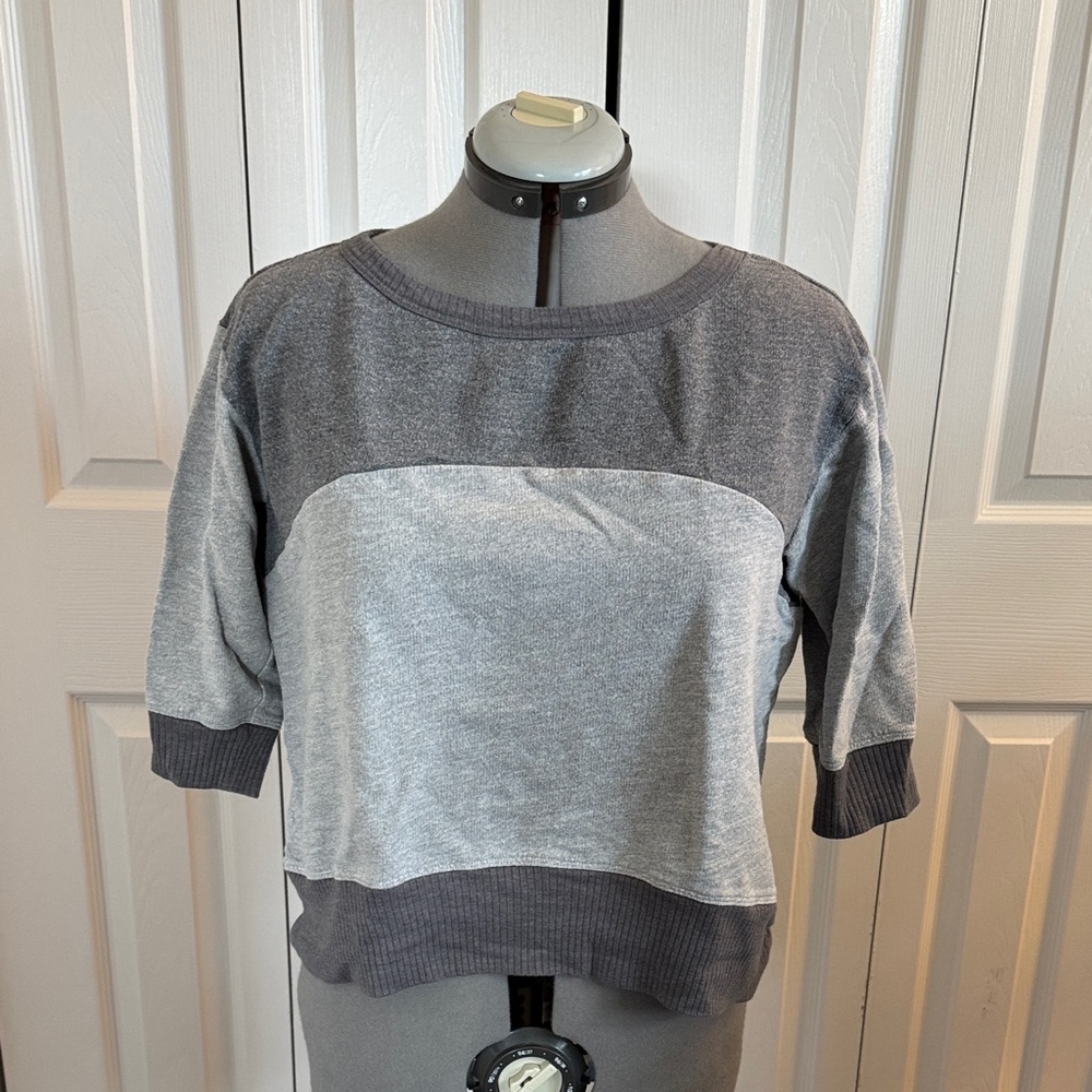 Stylish Women's Two-Tone Gray Cropped Sweatshirt
